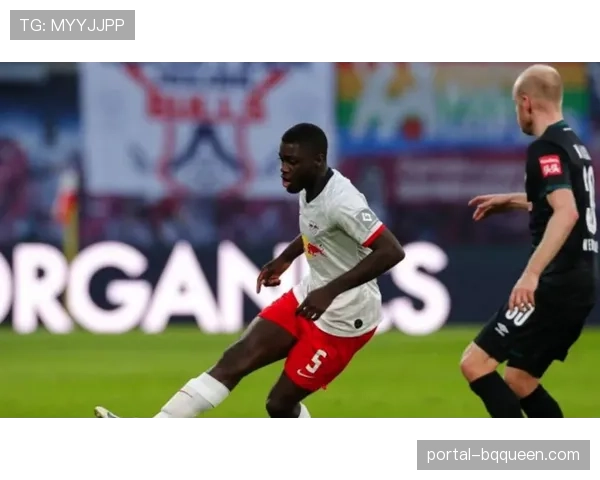 特写:于帕梅卡诺伤愈复出首战,在拜仁新三中卫体系中的角色转变